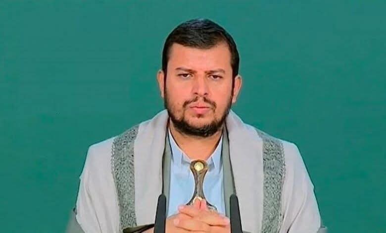 بعد ساعات من إشادة المرشد الجديد.. زعيم الحوثيين: نقف مع إيران وجاهزون لكل التطورات بهذه المعركة