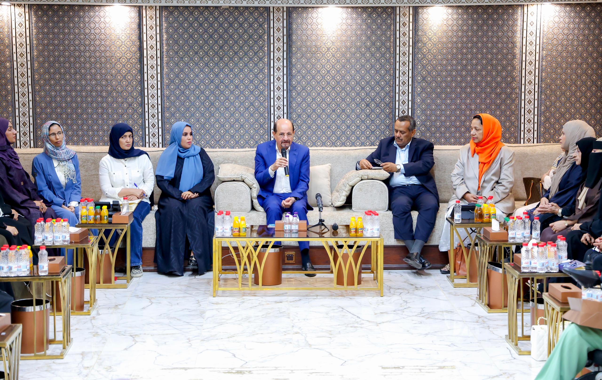 الزنداني يجدد التزام الحكومة بتمكين المرأة وتعزيز مشاركتها في مواقع صنع القرار