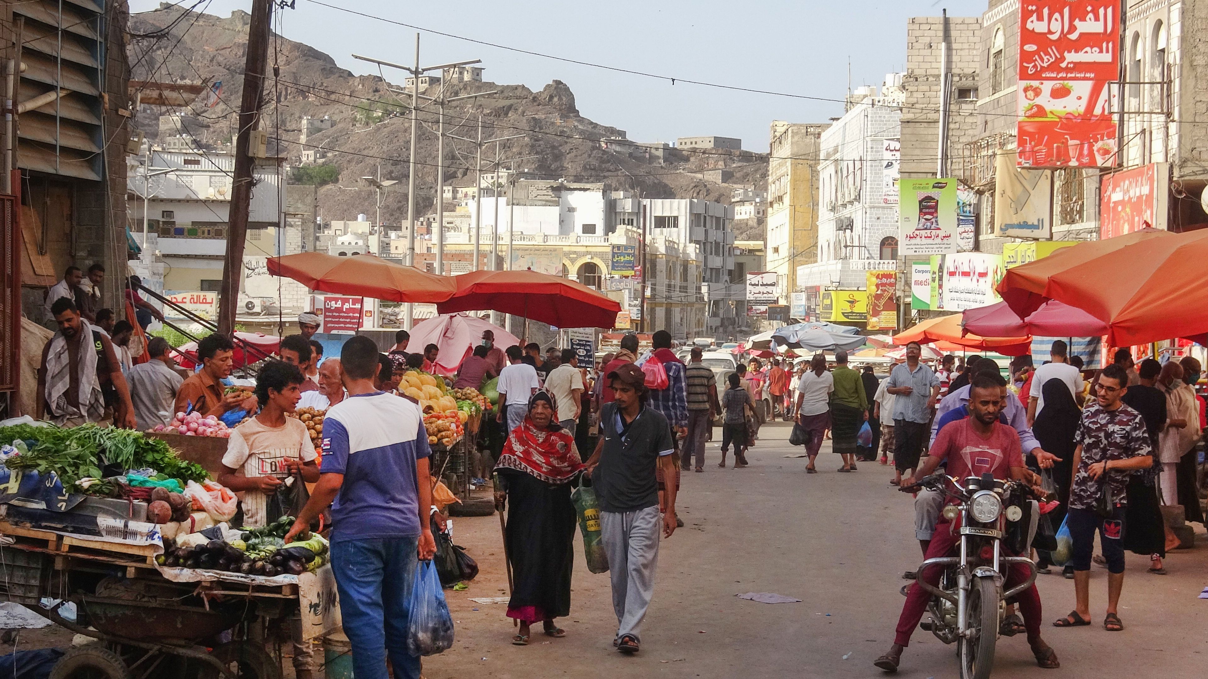 مركز اقتصادي متخصص يحذّر من تداعيات الحرب الأمريكية الإيرانية على الاقتصاد اليمني