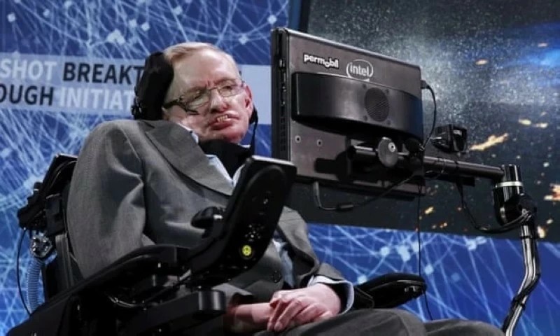 بعد نشر «ملفات إبستين».. صورة «غير لائقة» تلاحق هوكينغ