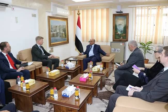 محافظ البنك المركزي اليمني يناقش مع المبعوث الأممي مستجدات الأوضاع المالية والاقتصادية