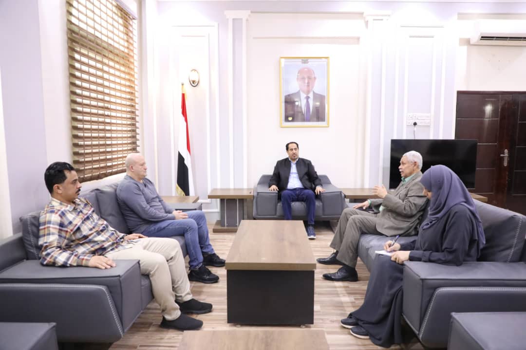 وزير الشباب والرياضة يناقش أوضاع المنتخب الوطني الأول لكرة القدم