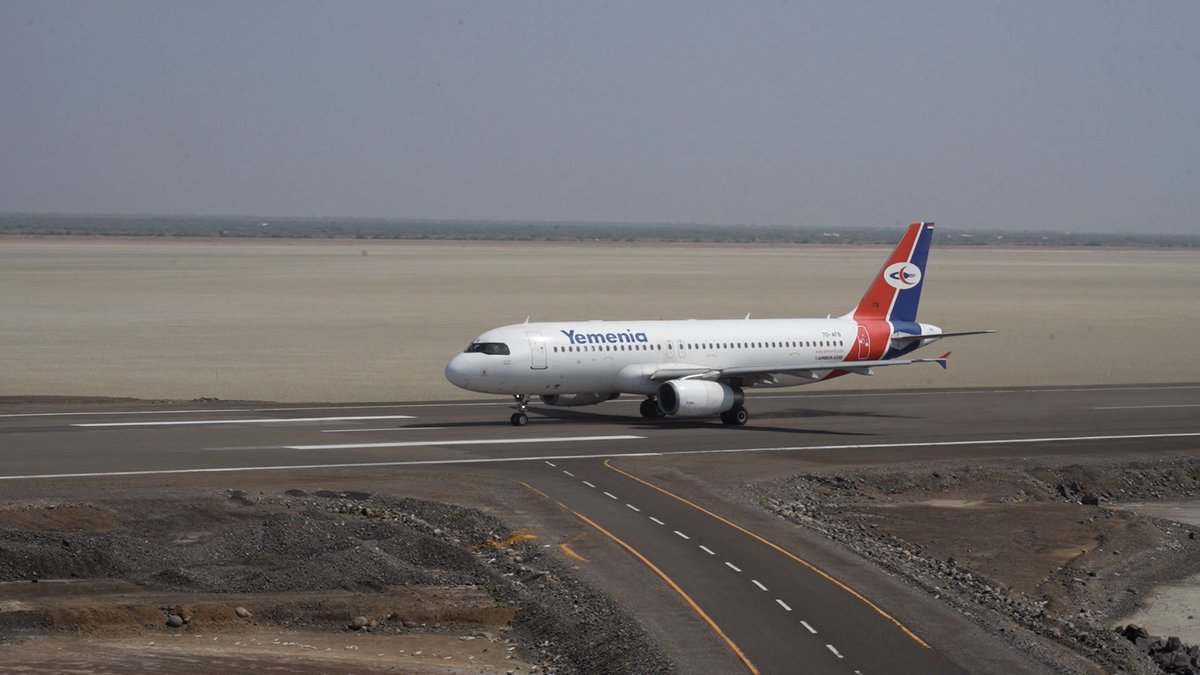 الرئاسة: تعطيل الحوثيين لرحلات مطار المخا يؤكد الحاجة إلى تسريع جهود استعادة مؤسسات الدولة