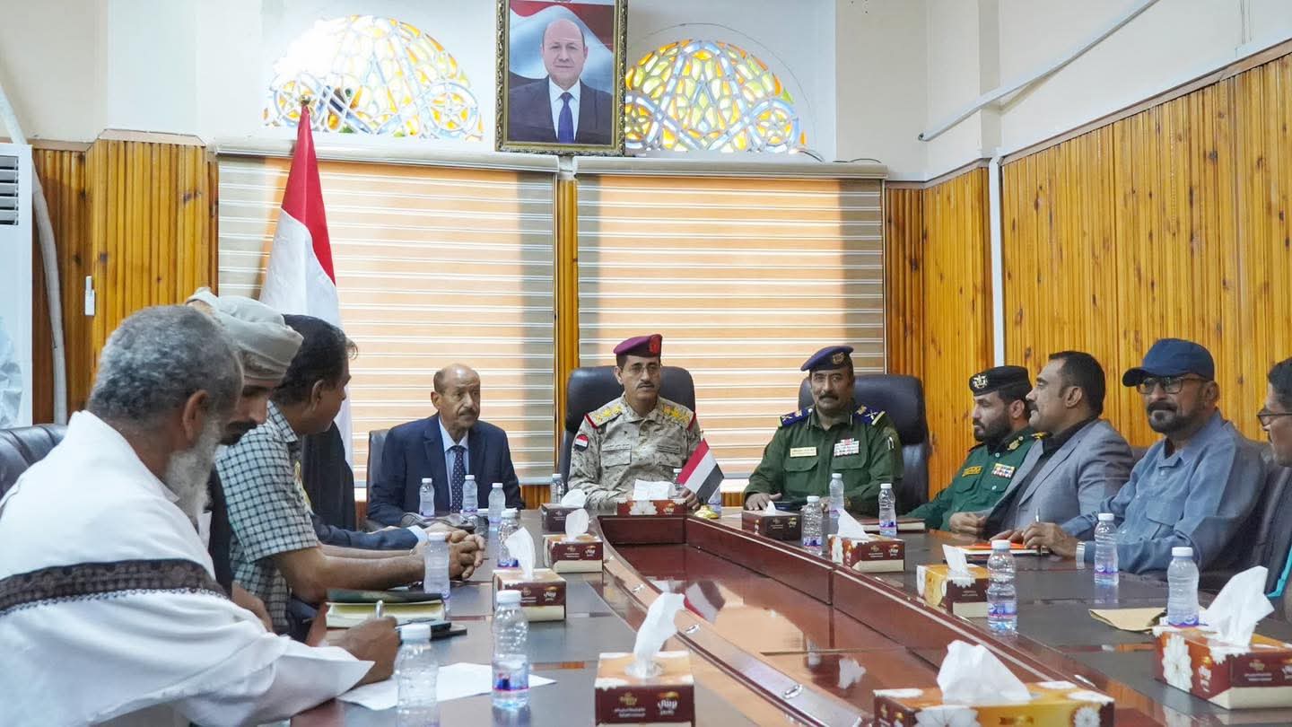 وزير الدفاع يترأس اجتماعاً أمنياً بسيئون لتعزيز التنسيق والتكامل بين الأجهزة الأمنية والعسكرية