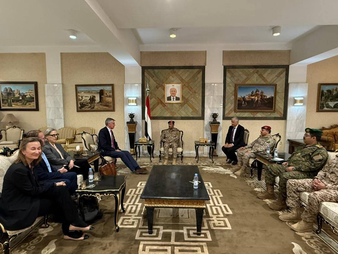 رئيس الأركان يلتقي بالمستشارين العسكري والأمني والسياسي في مكتب المبعوث الأممي