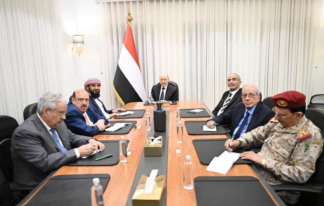 مجلس الدفاع الوطني يحمل المليشيات الحوثية والنظام الإيراني تبعات التصعيد ويقر إجراءات شاملة لحماية السيادة