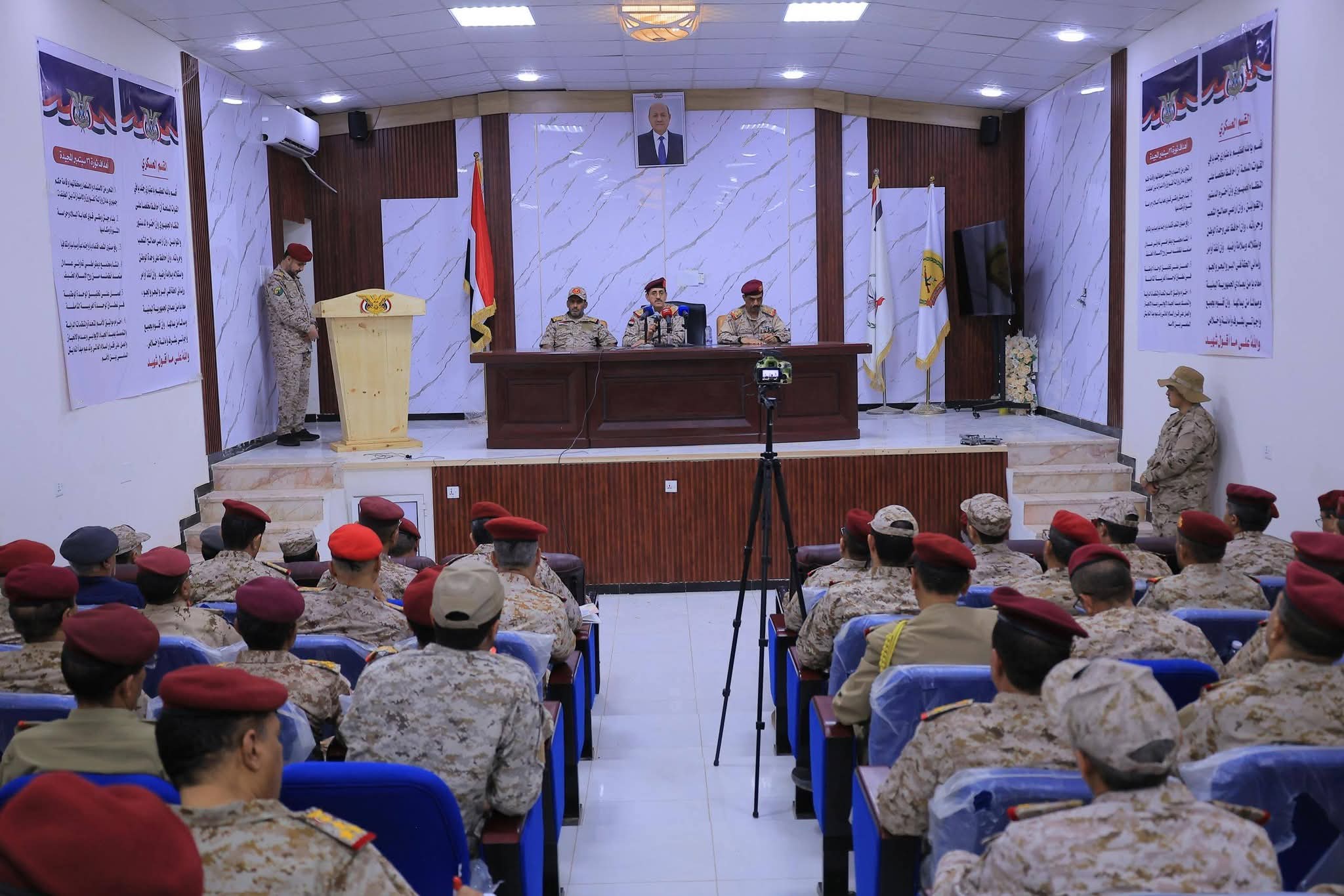 وزير الدفاع يترأس اجتماعاً موسعاً لقيادة الوزارة ورئاسة الأركان والمناطق والهيئات والدوائر