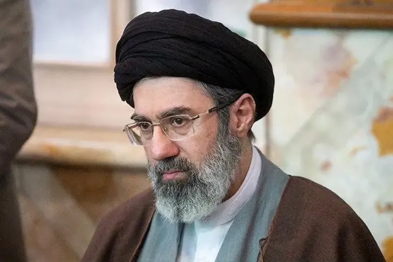 مسؤول إيراني يكشف تفاصيل إصابة المرشد مجتبى خامنئي