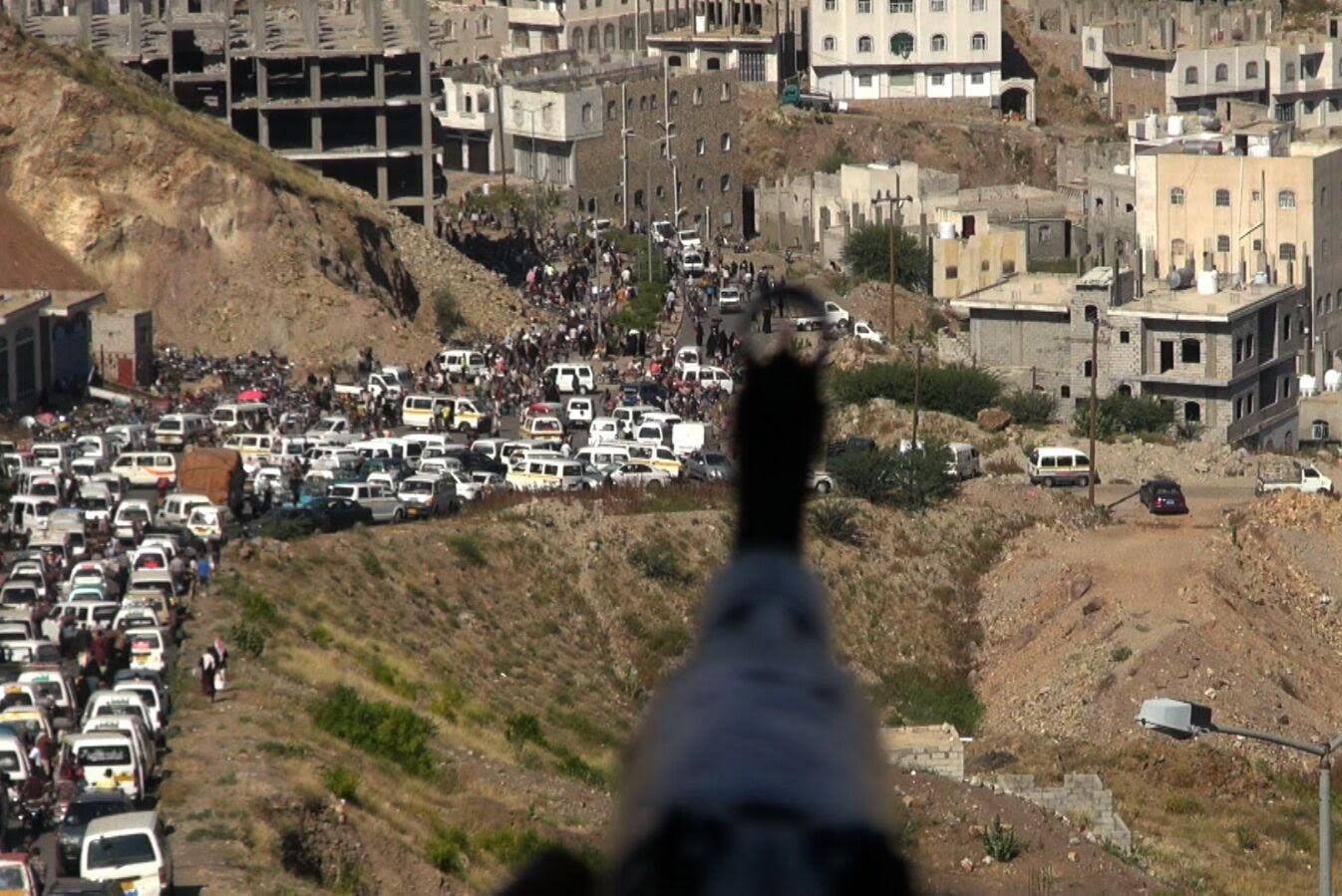 “حقوق الإنسان” تدين جرائم مليشيات الحوثي بحق المدنيين في تعز وحجة