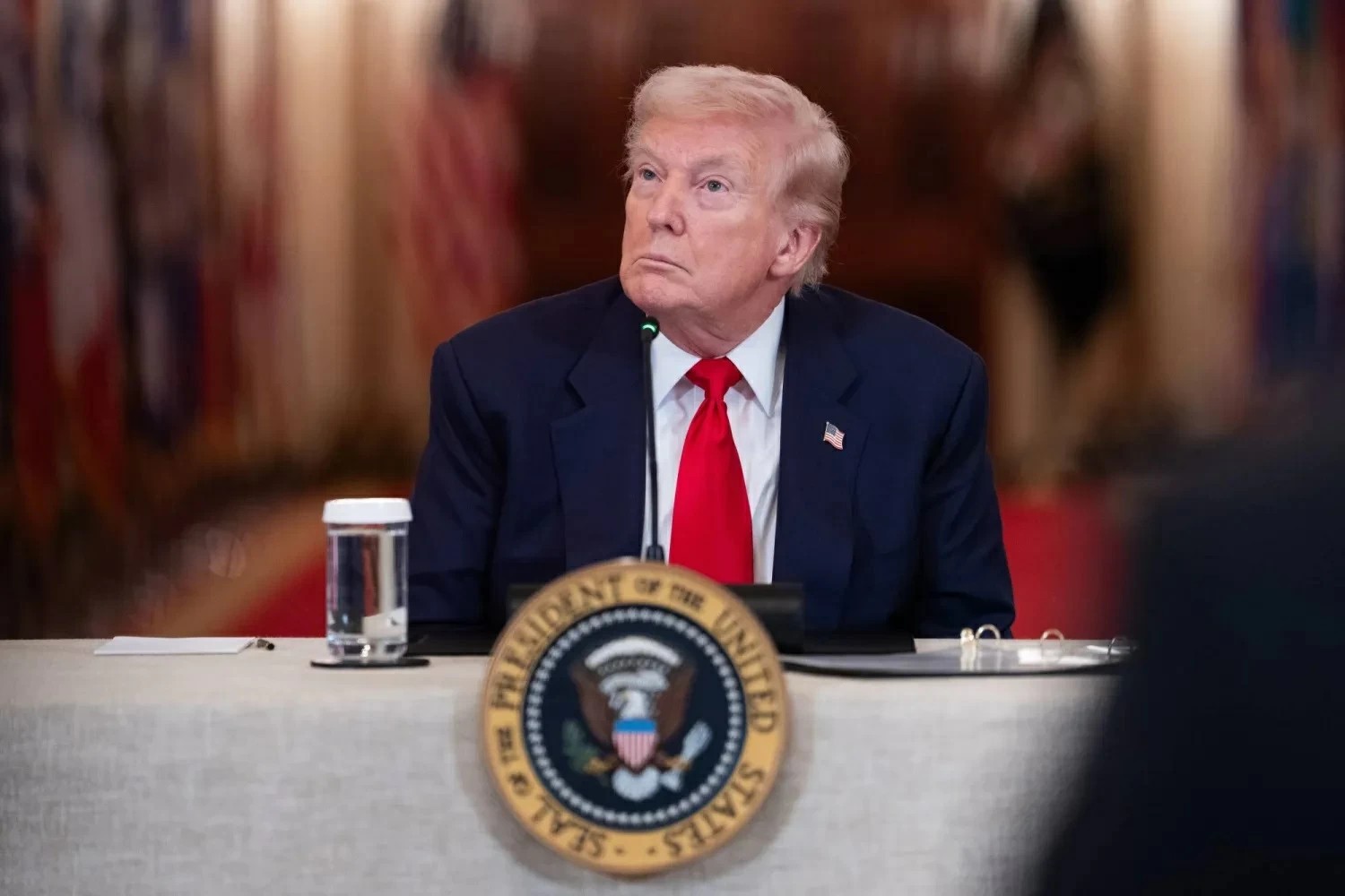 ترمب يهدد إيران بعواقب لم يشهد لها مثيلاً إذا زرعت الألغام في “هرمز”