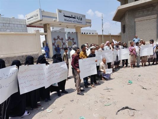 موظفو البيضاء يحتجون في عدن للمطالبة بصرف رواتبهم المتأخرة