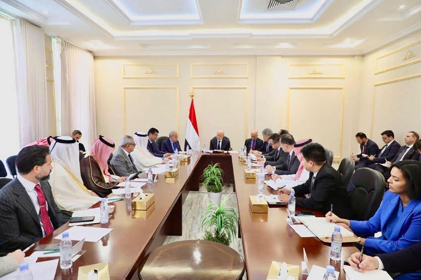 العليمي: رحلة طائرة الحرس الثوري إلى صنعاء تمثل خرقا سافرا للسيادة اليمنية وتحديا مباشرا لهيبة النظام الدولي