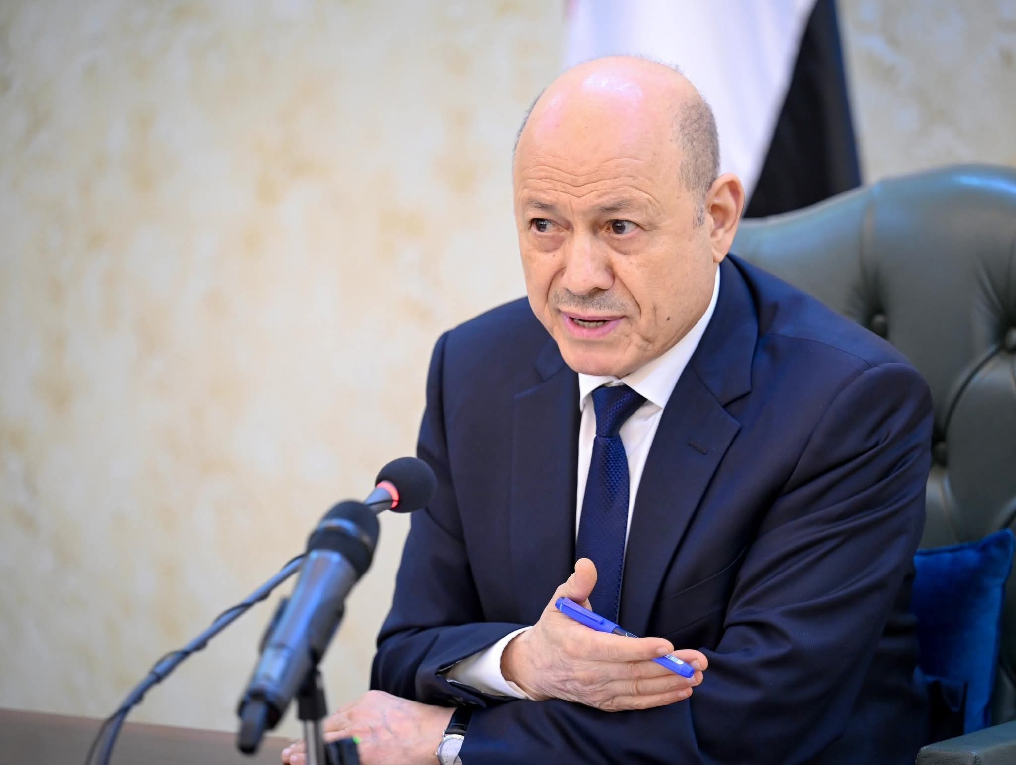 الرئيس اليمني يلزم الحكومة بإنجاز الموازنة العامة في موعدها