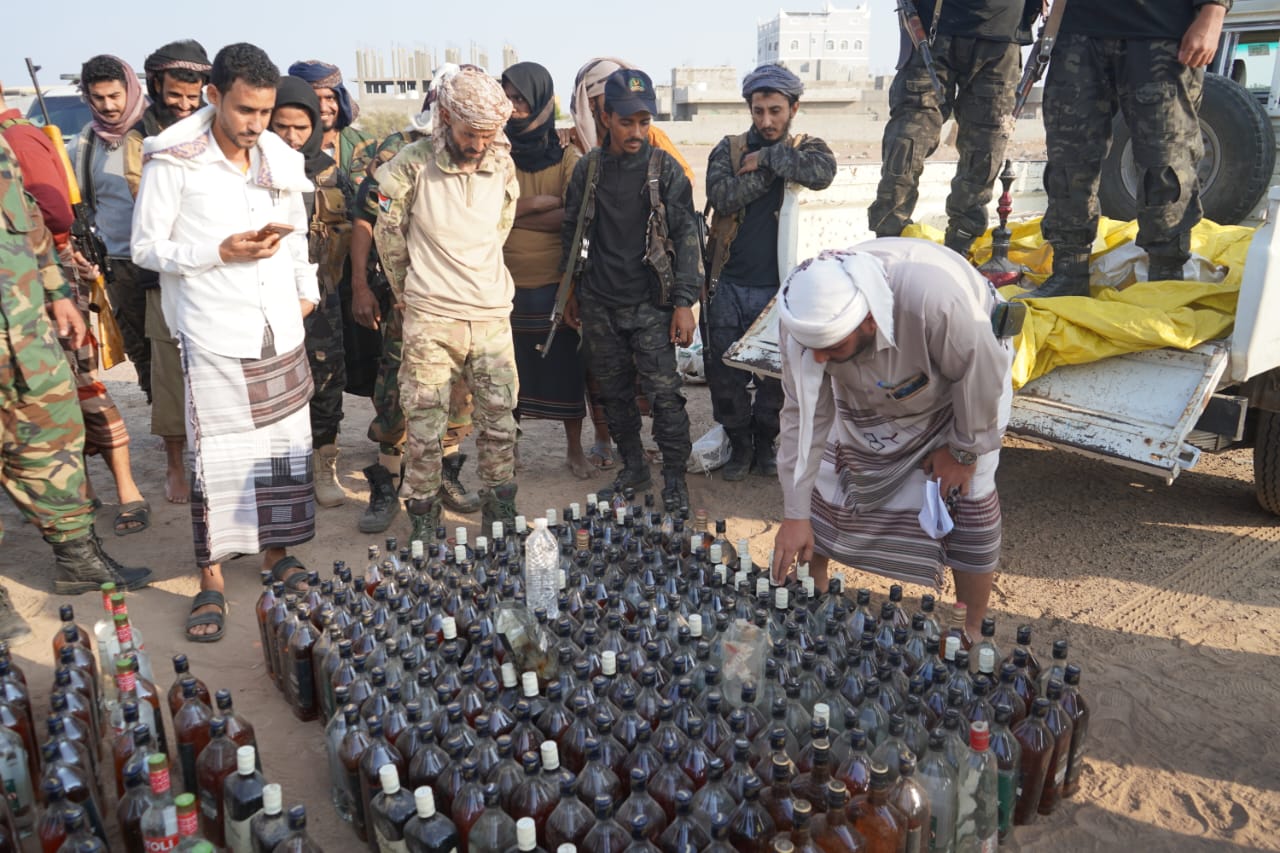 لحج.. نيابة تبن تتلف كميات ضخمة من الخمور التي ضبطتها إدارة مكافحة المخدرات بالمحافظة