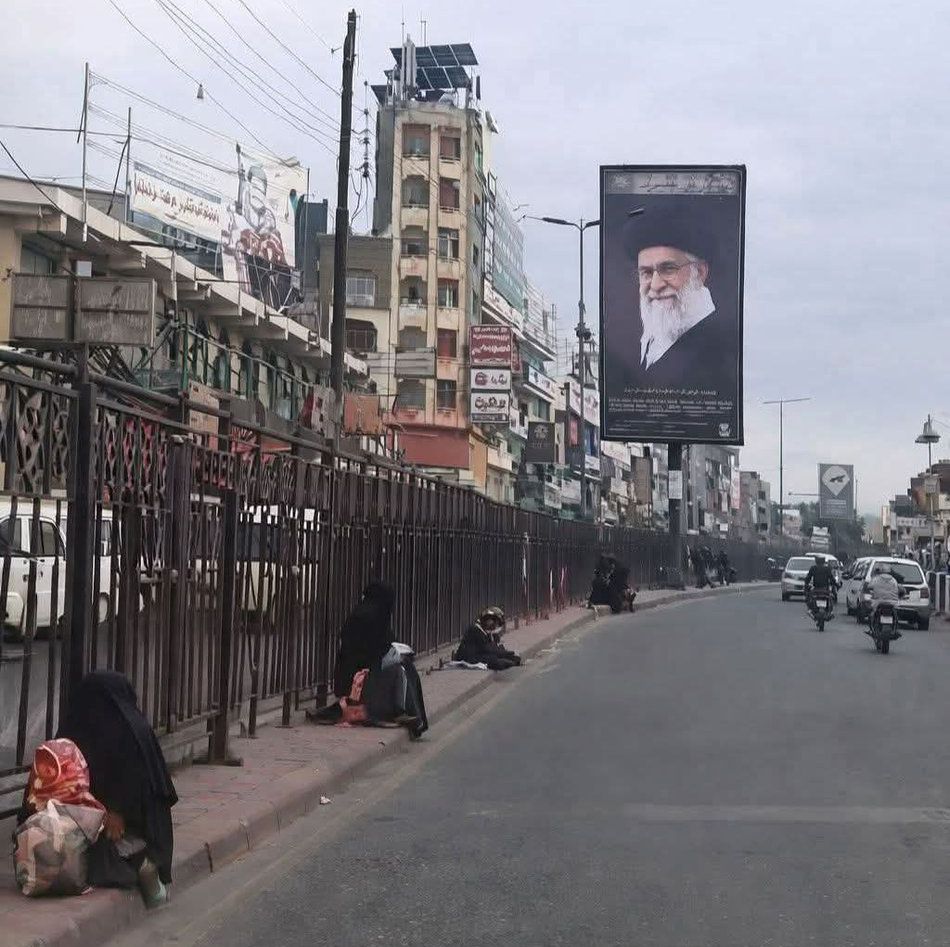 لوحات خامنئي في صنعاء.. رسائل ولاء لإيران من وسط جوع اليمنيين
