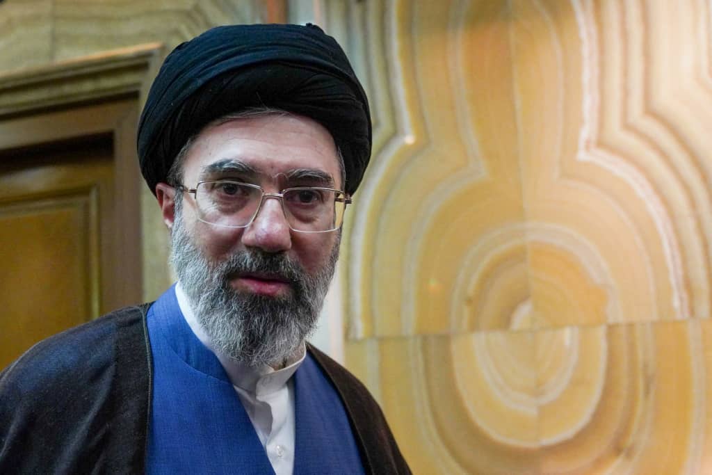 "رويترز": مجتبى خامنئي يعاني تشوهات حادة وجروحاً بالغة