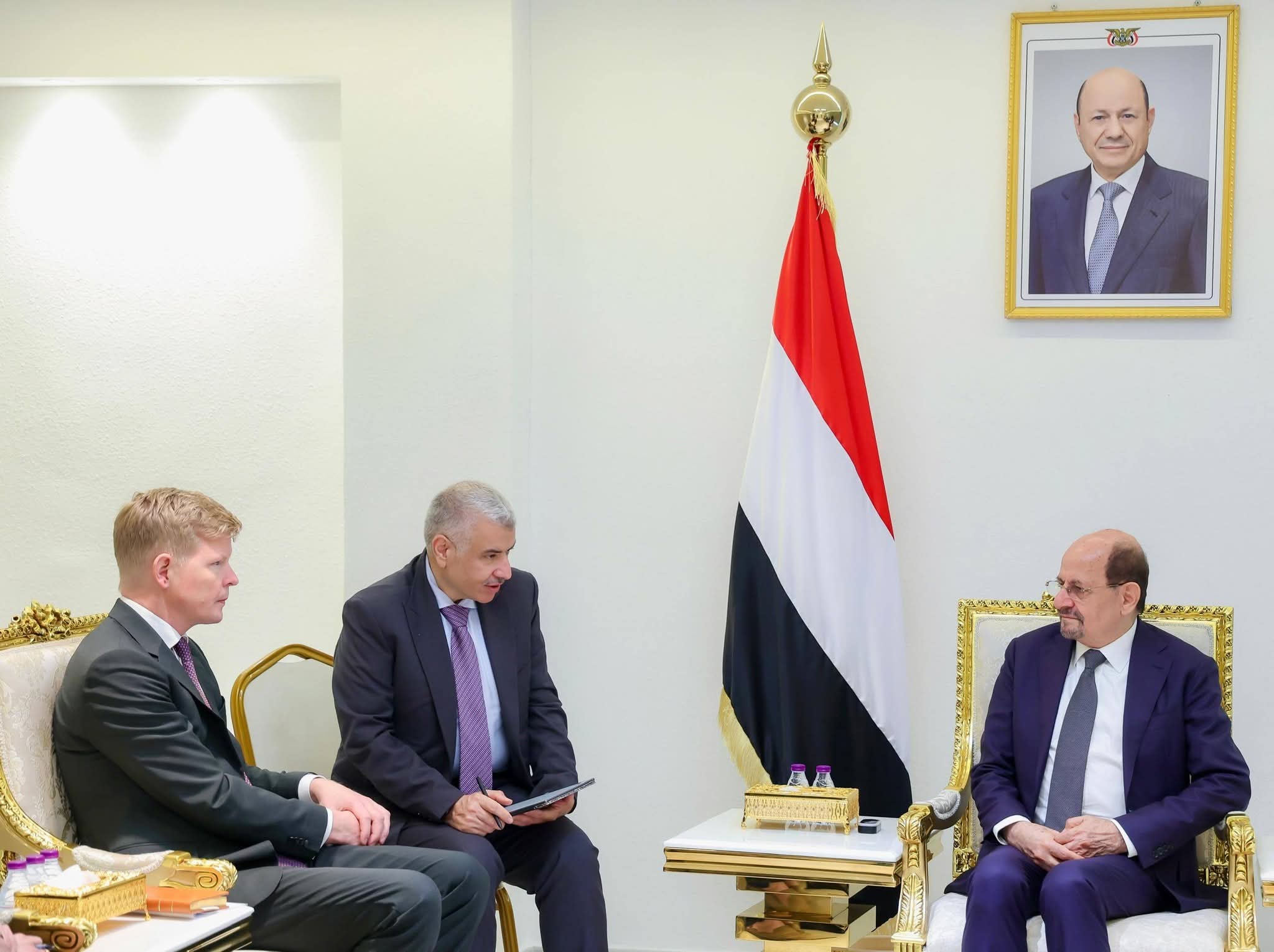خلال لقائه غروندبرغ.. رئيس الوزراء يشدد على ضرورة الدفع بملف الأسرى والمختطفين
