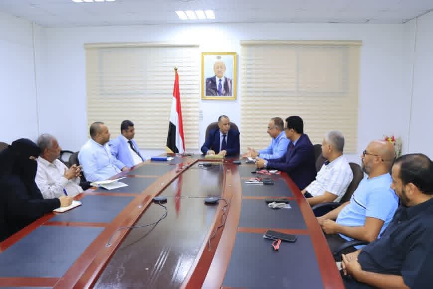 وزير الصناعة اليمني يناقش وضع المخزون الاستراتيجي من القمح والدقيق