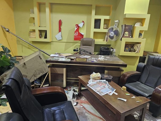 توجيهات حكومية بفتح تحقيق عاجل في حادثة اقتحام صحيفة "عدن الغد"