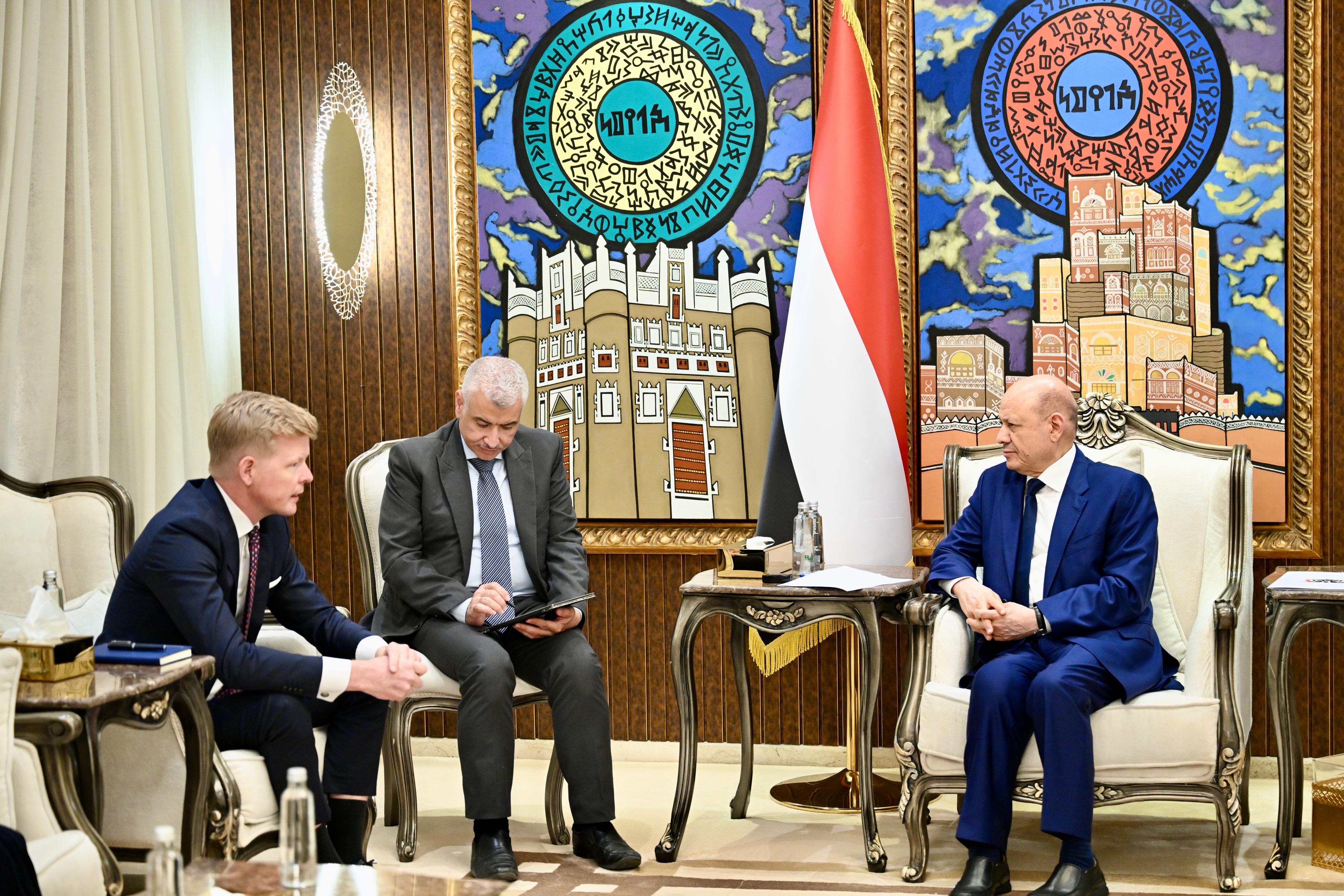 العليمي: السلام في اليمن يبدأ بإنهاء مشروع النظام الإيراني واستعادة مؤسسات الدولة