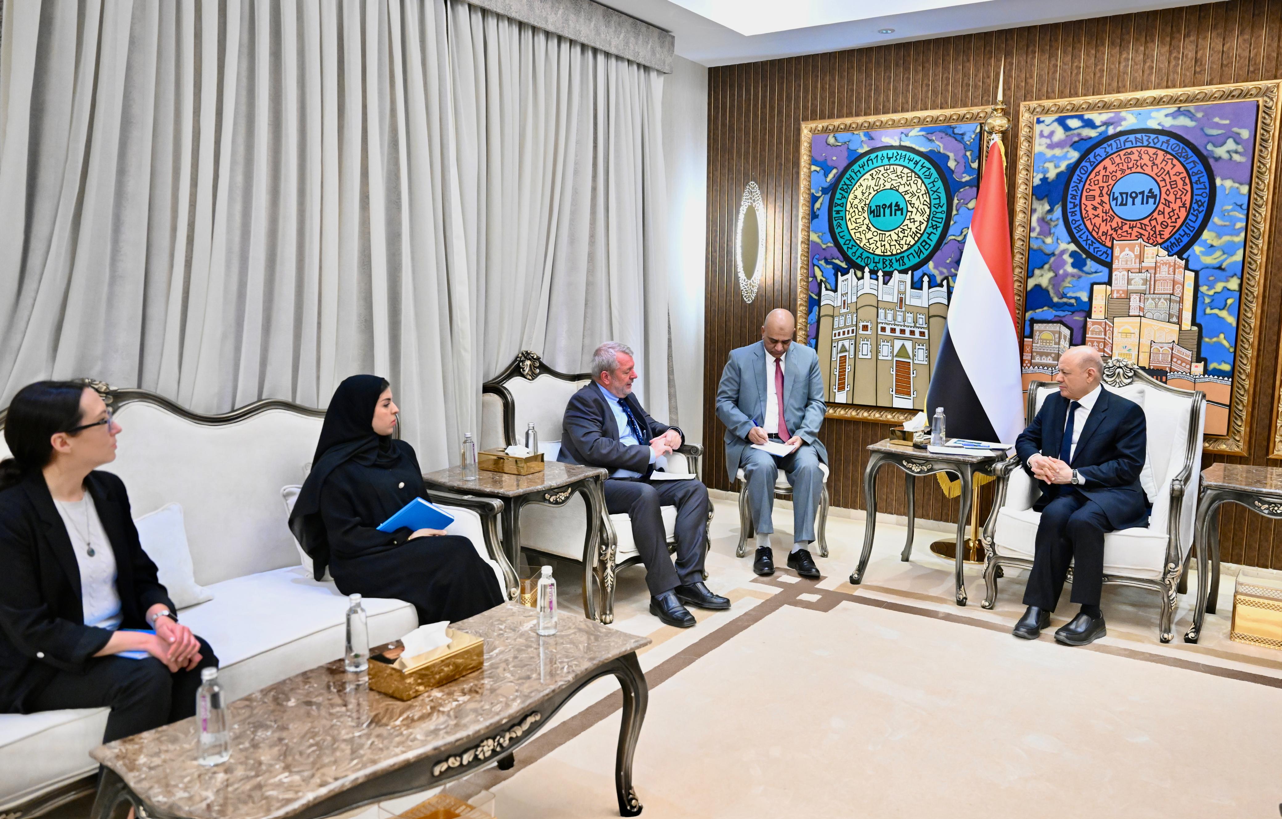 العليمي يؤكد التزام الدولة بتوفير كافة سبل الحماية والتسهيلات لمجتمع العمل الإنساني