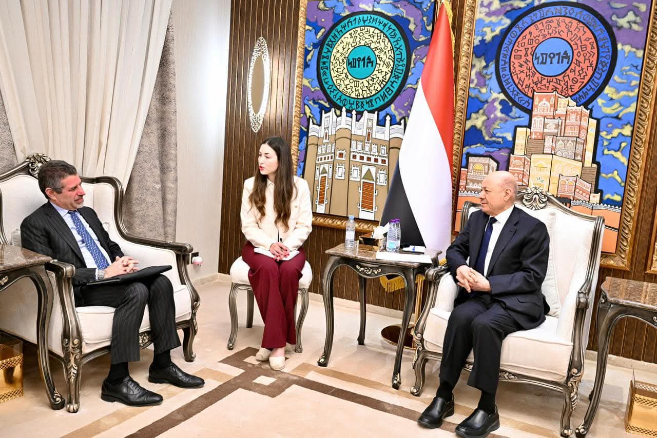 الرئيس العليمي يؤكد الالتزام الصارم بإنفاذ القرارات السيادية ويحذر من تداعيات التمرد على أمن اليمن والمنطقة