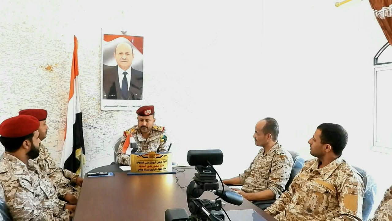 قائد محور طور الباحة يتفقد سير عمل لجنة بيانات وبصمة الضباط الوزارية
