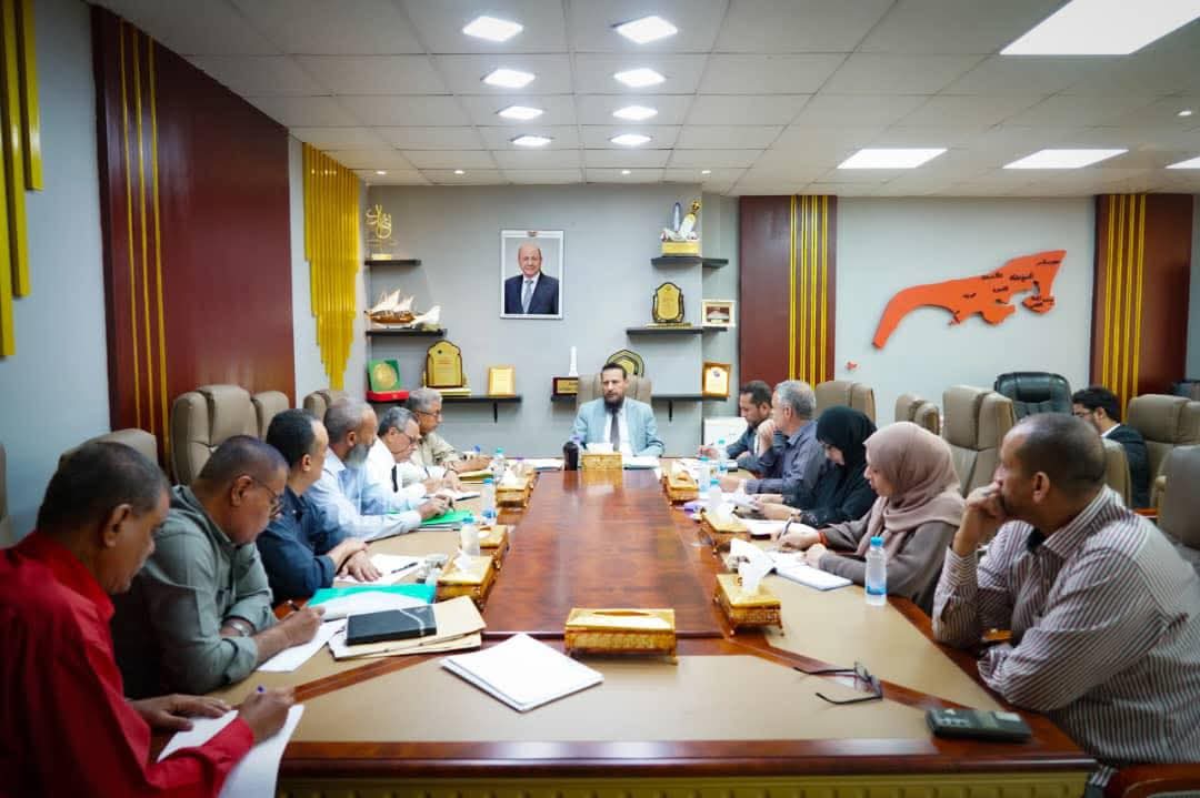 محافظ عدن يؤكد أولوية المشاريع الحيوية والاستجابة الفورية لقضايا المواطنين