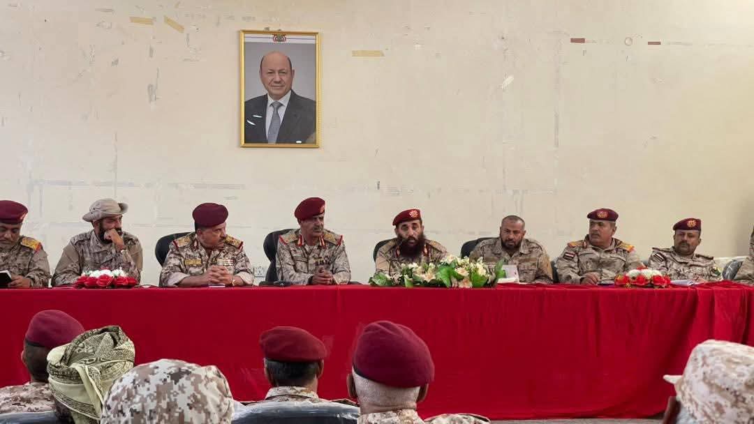 اللواء شكري يعقد اجتماعاً موسعاً بقيادات محاور المنطقة الرابعة لتعزيز الجاهزية القتالية