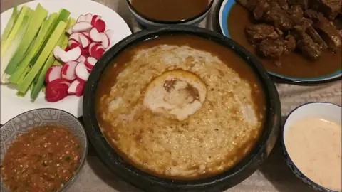 “العصيد”.. وجبة يمنية تجمع بين موائد الأغنياء والفقراء في رمضان