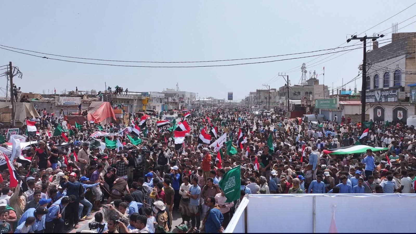 تظاهرة جماهيرية حاشدة في المخا تندد بالاعتداءات الإيرانية على دول الخليج العربي