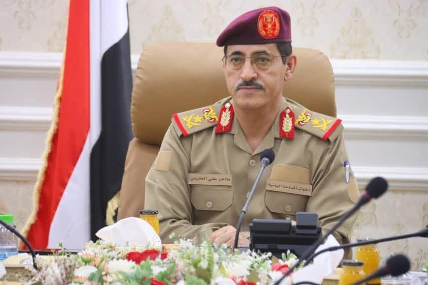 وزير الدفاع: سنقوم بالتصدي والتعامل مع الطيران المعادي المنتهك للأجواء اليمنية بجميع الوسائل المتاحة 
